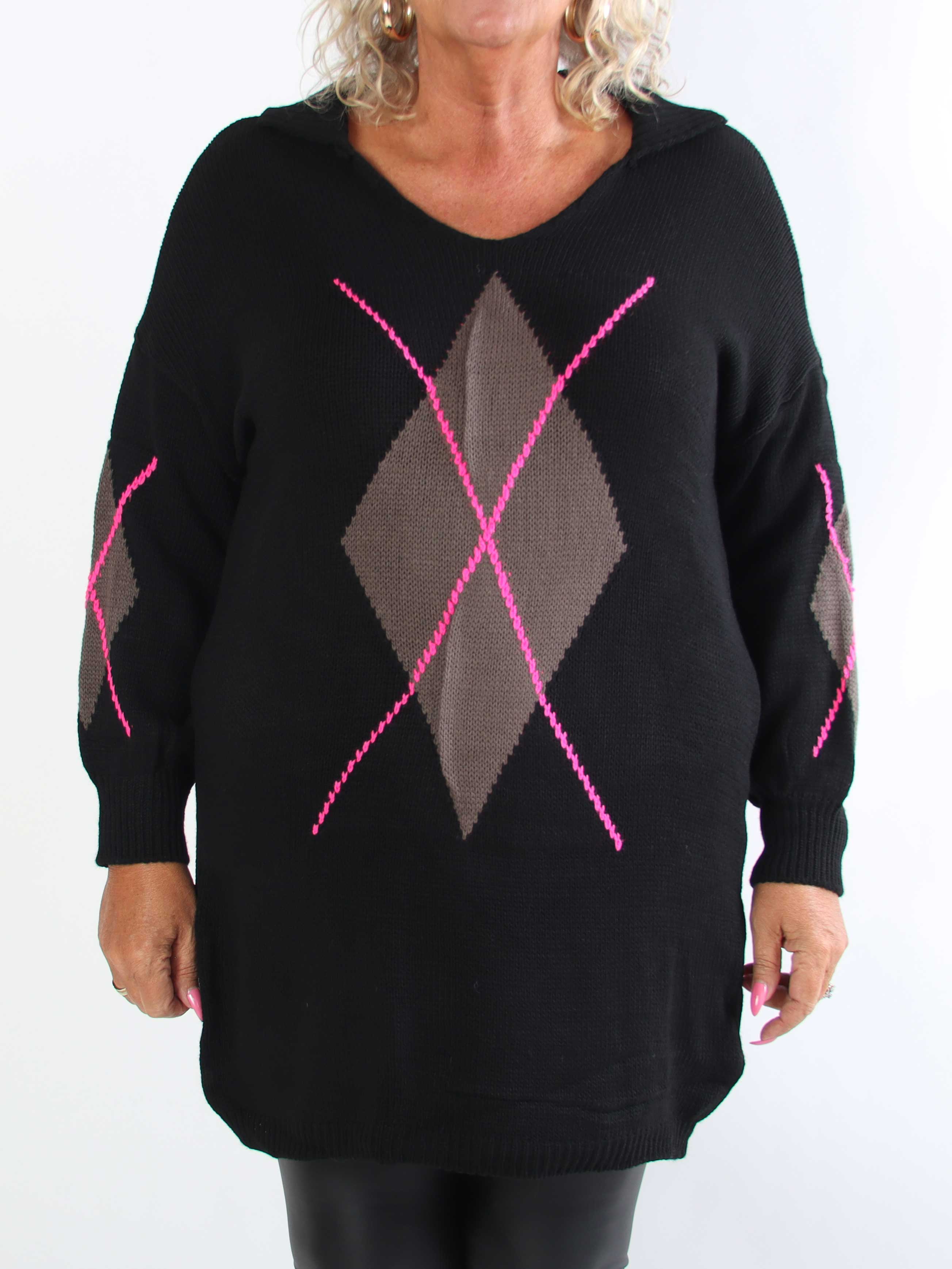 Octavia - Plus size strikkjole med klassisk krave og motiver på front og ærmer